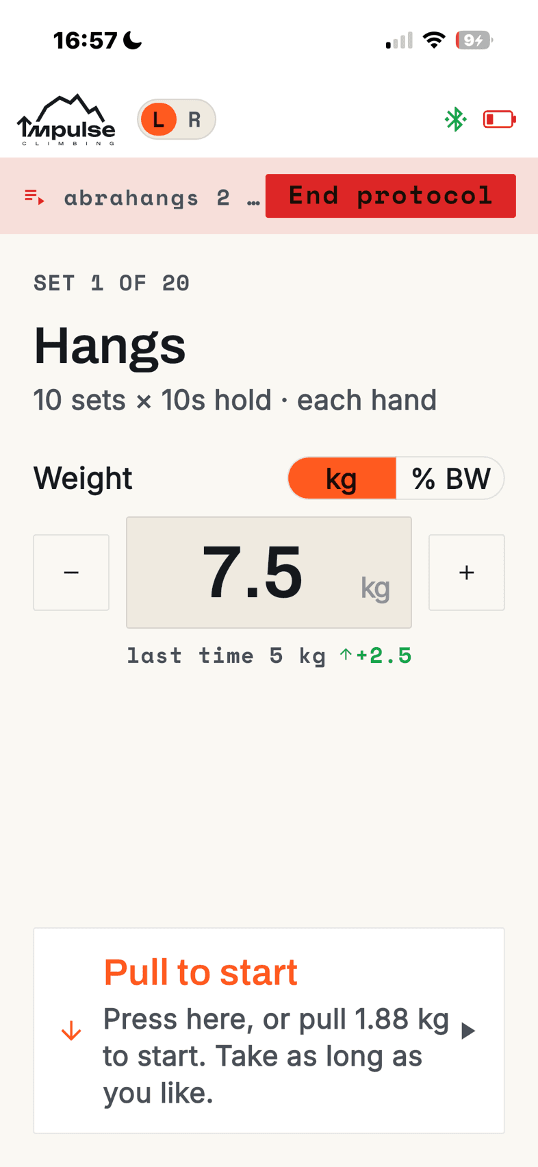 A guided protocol on set 1 of 20 of an exercise called Hangs, with the weight set to 7.5 kg, a kg / % BW switch, “last time 5 kg ↑ +2.5” underneath, and a Pull to start prompt